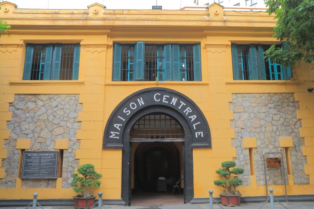 Nha Tu Hoa Lo